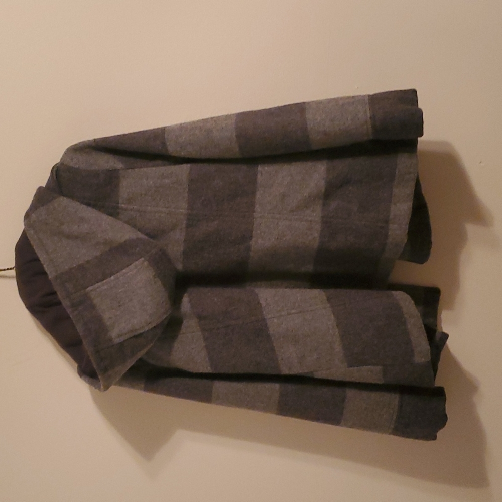 Old Navy girls dark gray and light gray stripped winter jacket. In EUC - Picture 5 of 5